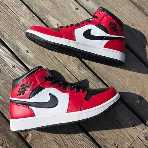 Nike Air Jordan 1 Mid "Chicago Toe" - Picture 2 of 8